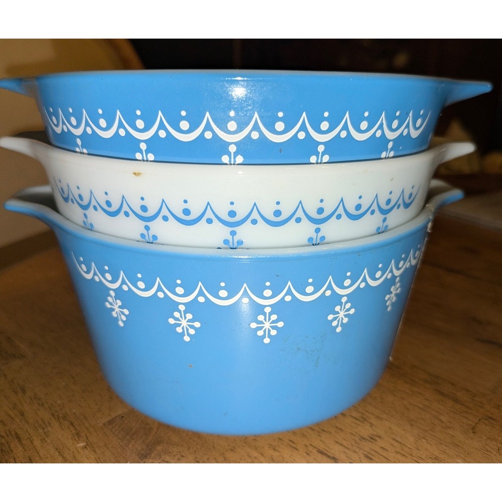 Pyrex Blue Garland Snowflake Casseroles Set of 3 with 3 Lids. Vtg 70s nesting